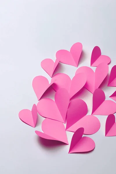 Hermosos Corazones Papel Rosa Sobre Fondo Papel Blanco — Foto de Stock