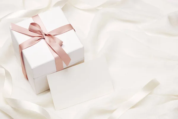 Caja Regalo Del Día Las Madres Regalo Blanco Con Rosas — Foto de Stock