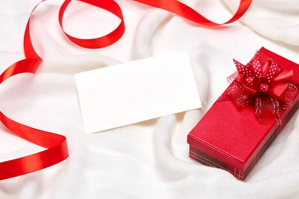 Caja Regalo San Valentín Lazo Rojo Presente Con Rosas Rojas — Foto de Stock