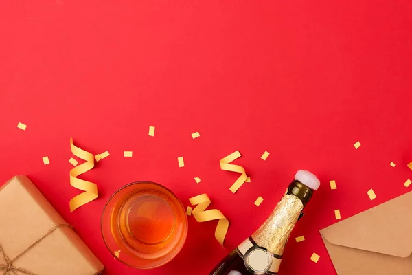 Parti Öznitelikleri Şişe Şampanya Şarap Kopya Alanı Kırmızı Zemin Üzerine — Stok fotoğraf