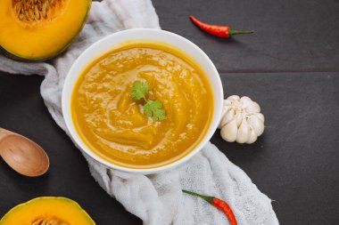 Sarımsak ve maydanoz otlar bir kase kabak çorbası