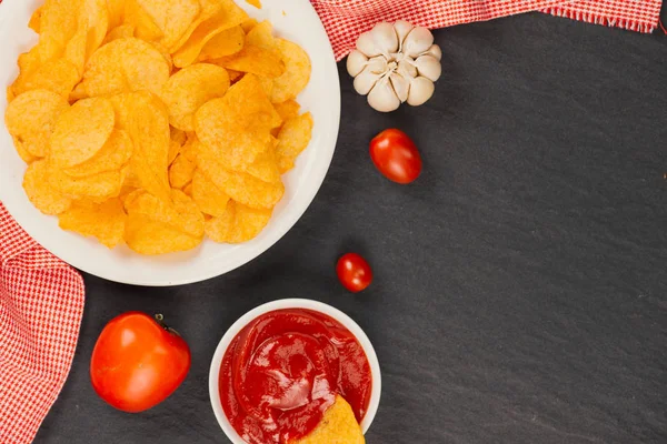 Burgonya Chips Ketchup Sör Snack Egészségtelen Táplálkozás — Stock Fotó
