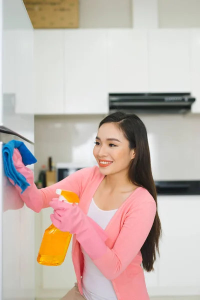 Retrato Atraente Jovem Superfície Limpeza Cozinha Branca Armário Com Spray — Fotografia de Stock