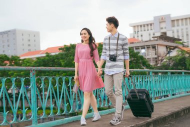 Tatile şehirde gezdim, seyahat birlikte, açık havada zevk genç aşıklar.