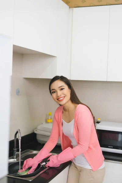 Portret Van Aantrekkelijke Jonge Vrouw Reinigen Oppervlak Van Witte Keuken — Stockfoto