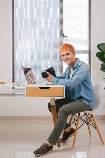 近代的なオフィスのデスクでカメラマン — ストック写真