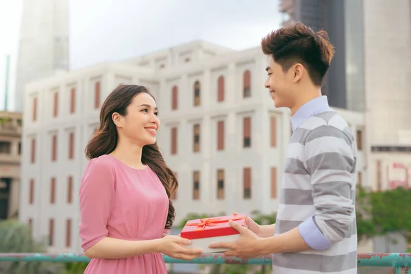 Uomo Che Regalo Alla Sua Donna Asiatico Coppia Amore All — Foto Stock