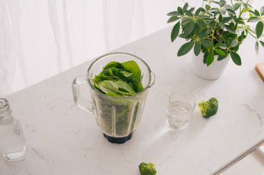 Yeşil smoothie yapmak. Doğal, organik sağlıklı meyve suları şişe için kilo verme diyet