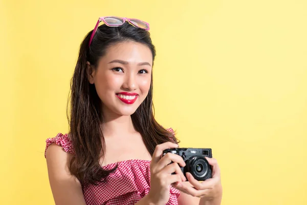 Retrato Una Hermosa Joven Asiática Sobre Fondo Amarillo Con Cámara — Foto de Stock