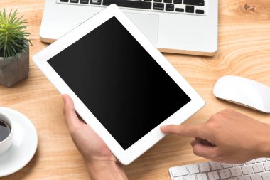 Elleri boş ekran Resepsiyon çalışma tablosu ile dijital tablet kullanma