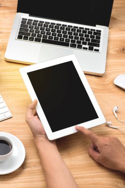 Üstten Görünüm ahşap masa başında otururken dijital tablet kopya alanı ile tutan adam