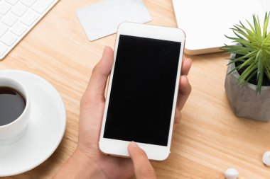 Telefonunuzun ve yandan kapatın. Smartphone şablon ofis masasında sahte.