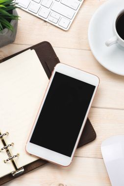 Smartphone şablon ofis masasında sahte.