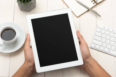 Üstten Görünüm ahşap masa başında otururken dijital tablet kopya alanı ile tutan adam