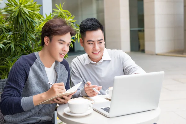 Asiatische Geschäftsleute Mit Lässigem Anzug Arbeiten Café — Stockfoto