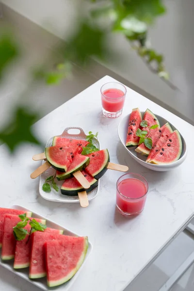 Batido Rojo Fresco Vidrio Con Trozos Sandía Rodajas Sobre Mesa — Foto de Stock