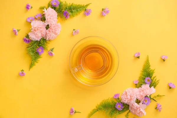 Primavera Fundo Amarelo Com Xícara Chá Flores — Fotografia de Stock