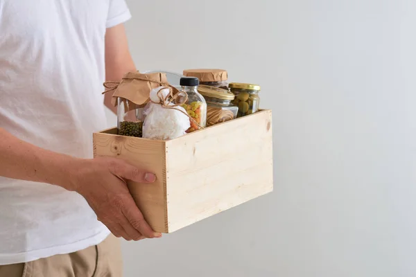 Ehrenamtliche Mit Einer Kiste Lebensmittel Für Arme Spendenkonzept — Stockfoto