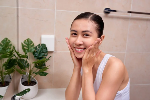 Joven Chica Vietnamita Disfrutar Misma Con Espuma Limpiadora Burbujas — Foto de Stock
