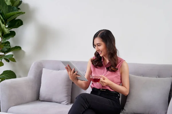 Jovem Feliz Sentada Sofá Usando Tablet Escritório — Fotografia de Stock