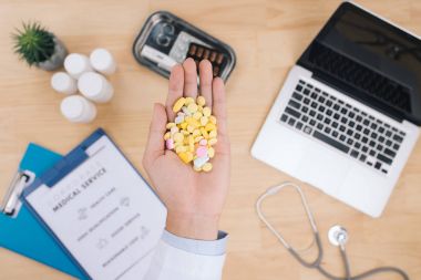 Farklı renkli kapsül tutan erkek doktor el. Tıbbi tedavi, antibiyotik direnç sorunu ve akılcı ilaç kullanımı kavramı. Seçici odak.