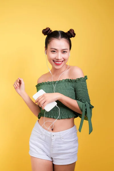 Vacker Ung Asiatisk Kvinna Hörlurar Lyssna Musik Och Sång Gul — Stockfoto