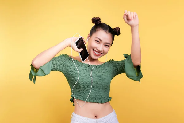 Moda Sorrindo Mulher Asiática Ouvindo Música Fones Ouvido Sobre Fundo — Fotografia de Stock