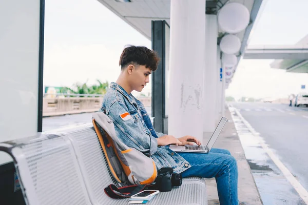 Asiático Jovem Sentado Cadeira Parada Ônibus Aeroporto Usando Laptop — Fotografia de Stock
