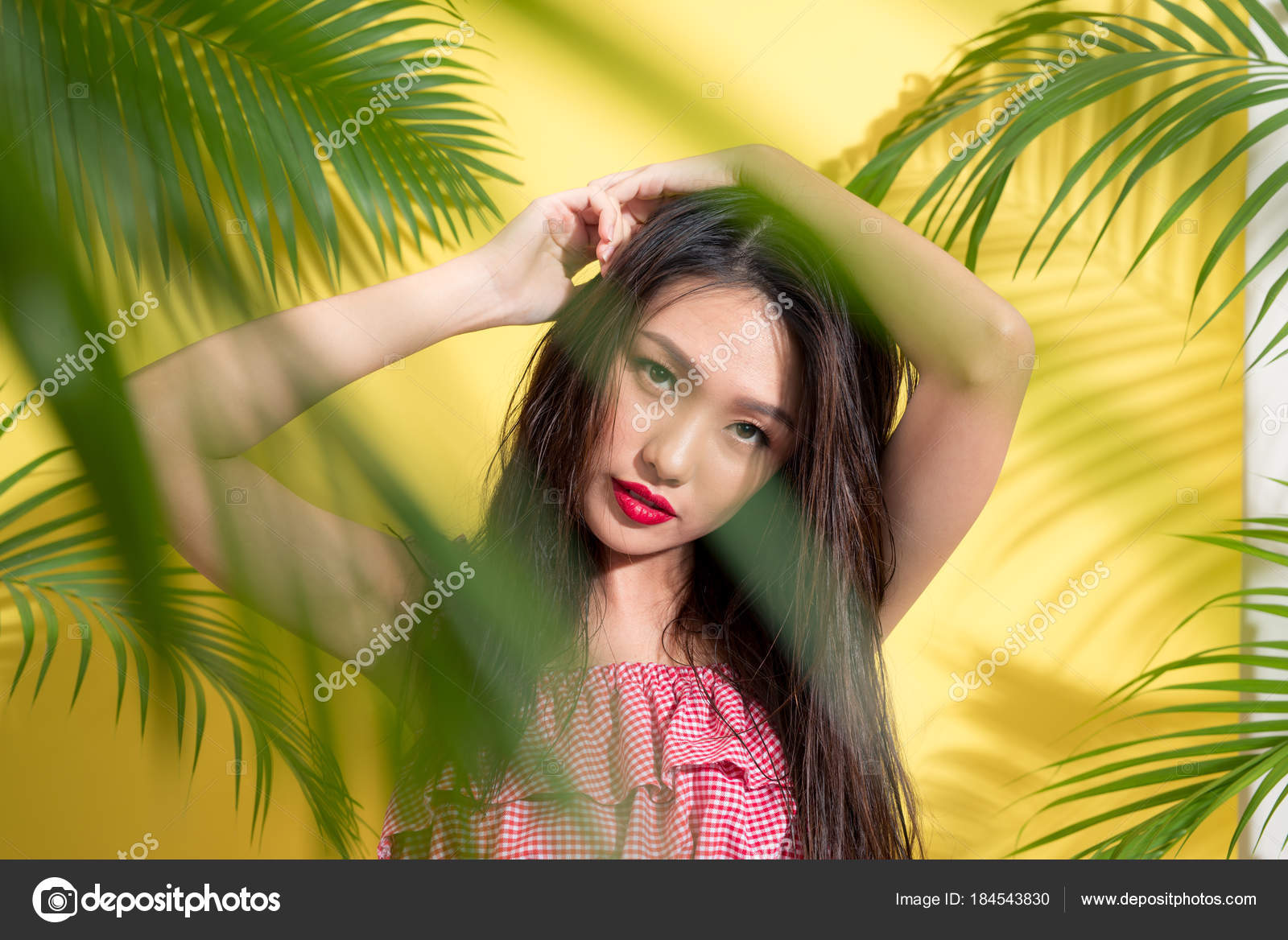 肖像画の美しさセクシーなアジアモデルはヤシの木の影に夏の服装で ストック写真 C Makidotvn