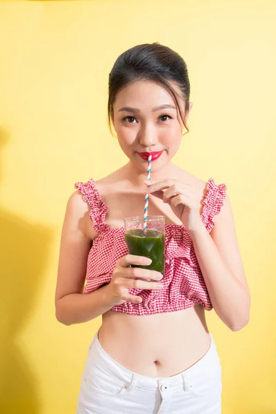 アジアの女性の美しい夏の服装が新鮮なデトックスのガラスでポーズ — ストック写真