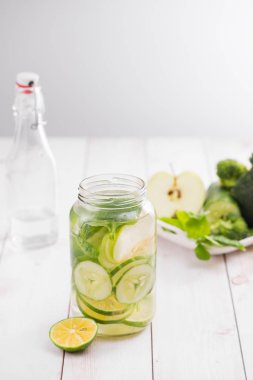 Sebze ve meyve suyu detoks. Sağlıklı beslenme diyet ve kilo kaybı.