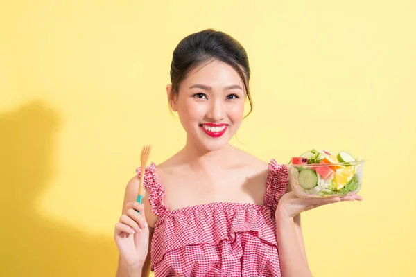 Ázsiai Gyönyörű Nyári Ruhában Pózol Friss Tál Saláta — Stock Fotó