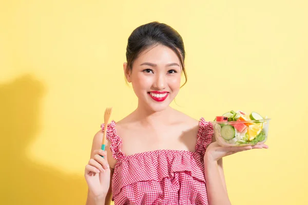 Asiatico Bella Donna Estate Vestito Posa Con Fresco Ciotola Insalata — Foto Stock