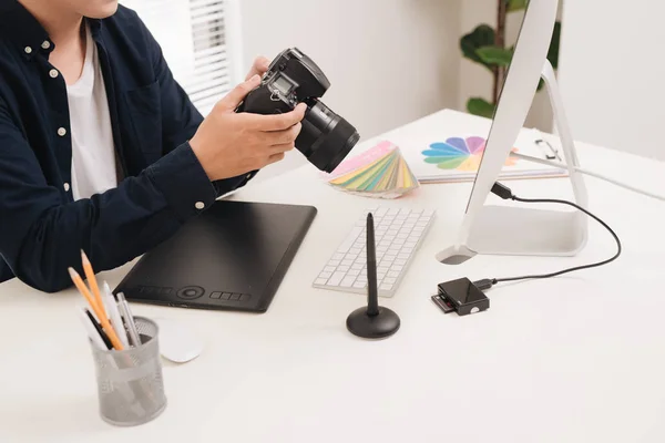 Fotografer Pria Duduk Mejanya Melihat Kamera — Stok Foto