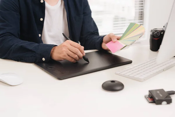 Ιστοσελίδα Σχεδιαστής Εργάζεται Ψηφιακό Tablet Και Φορητό Υπολογιστή Στο Γραφείο — Φωτογραφία Αρχείου