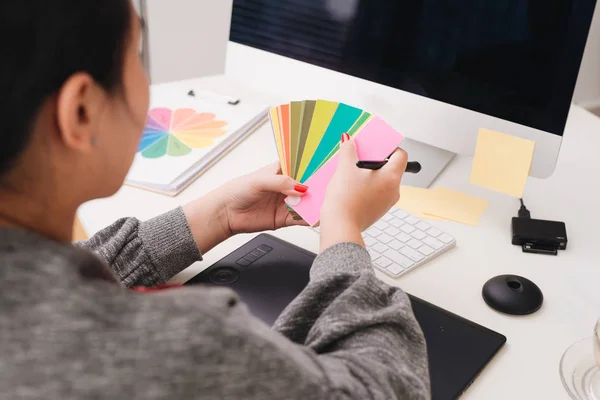 Mannelijke Binnenhuisarchitect Werken Met Nieuwe Moderne Computer Laptop Pro Digitale — Stockfoto