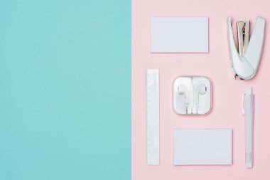 Boş kartvizit düz yatıyordu, en iyi görünüm renk arka plan üzerinde