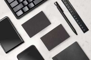 Mock-up boş kartvizit ile marka Kurumsal ileti örneği 