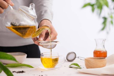 bir çaydanlık bardak çay ahşap bir masaya döktü