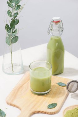 Ev yapımı sıcak Matcha Latte çay sütlü