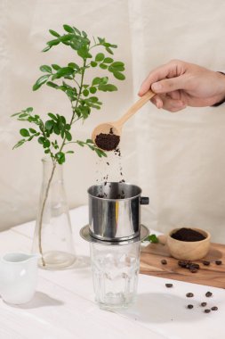 Vietnam usulü kahve ahşap masaya damlıyor.