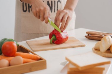 Erkek Dilimleme taze kırmızı biber eller