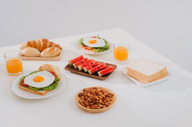 Lezzetli taze ev yapımı kahvaltı masasında