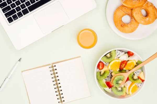 Office Meyve Salata Kasesi Beyaz Arka Plan Üstünde Laptop Yakınındaki — Stok fotoğraf