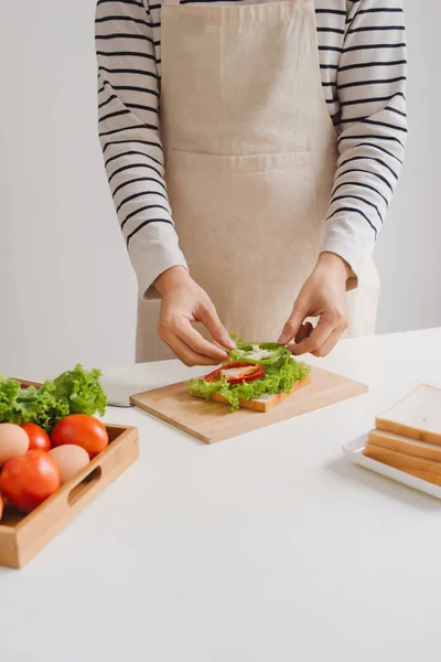 Męskie Dłonie Dokonywanie Sandwich Tabeli — Zdjęcie stockowe