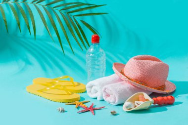 Yaz plaj tatil ve aksesuarları mavi zemin üzerine.