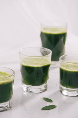 Sağlıklı yeşil smoothie. Doğal, organik sağlıklı meyve suları şişe için kilo verme diyet