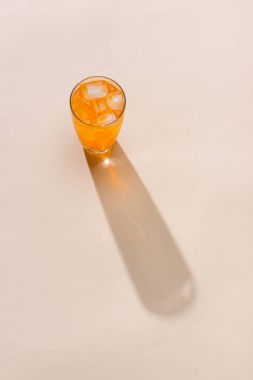 Portakallı gazoz alkolsüz içecekler net uzun bir bardak buzlu canlandırıcı