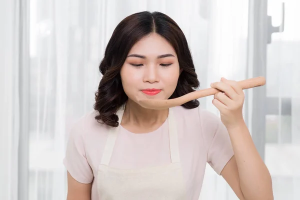 Cibo Sano Donna Asiatica Cucina Cucina Con Cucchiaio Legno — Foto Stock