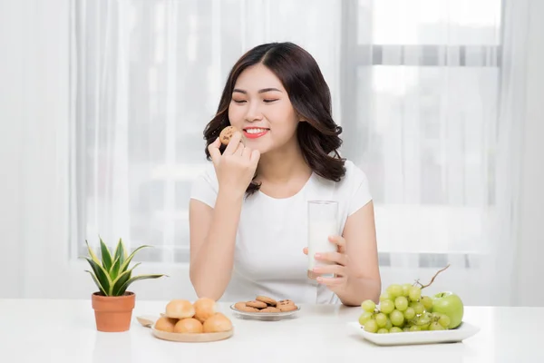 Красивая Молодая Азиатка Ест Вкусное Печенье Дома — стоковое фото